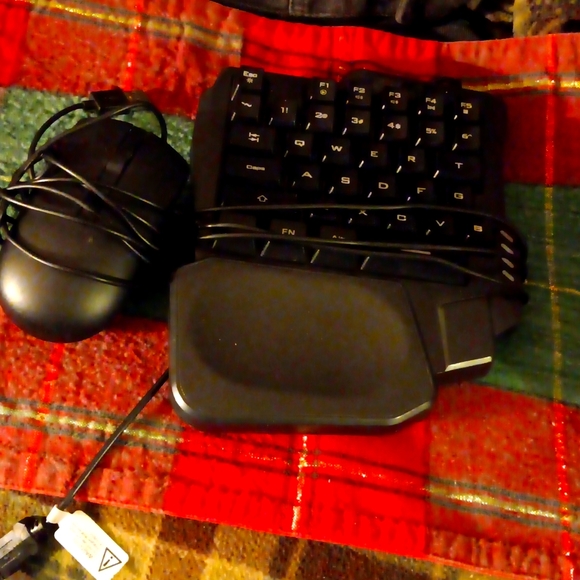 Nwot vibe gaming led one handed mini keyboard and dell mouse - Picture 1 of 3